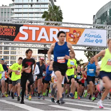 runners at the start line of the 2021 tampa ymca turkey gobble presented by Florida Blue